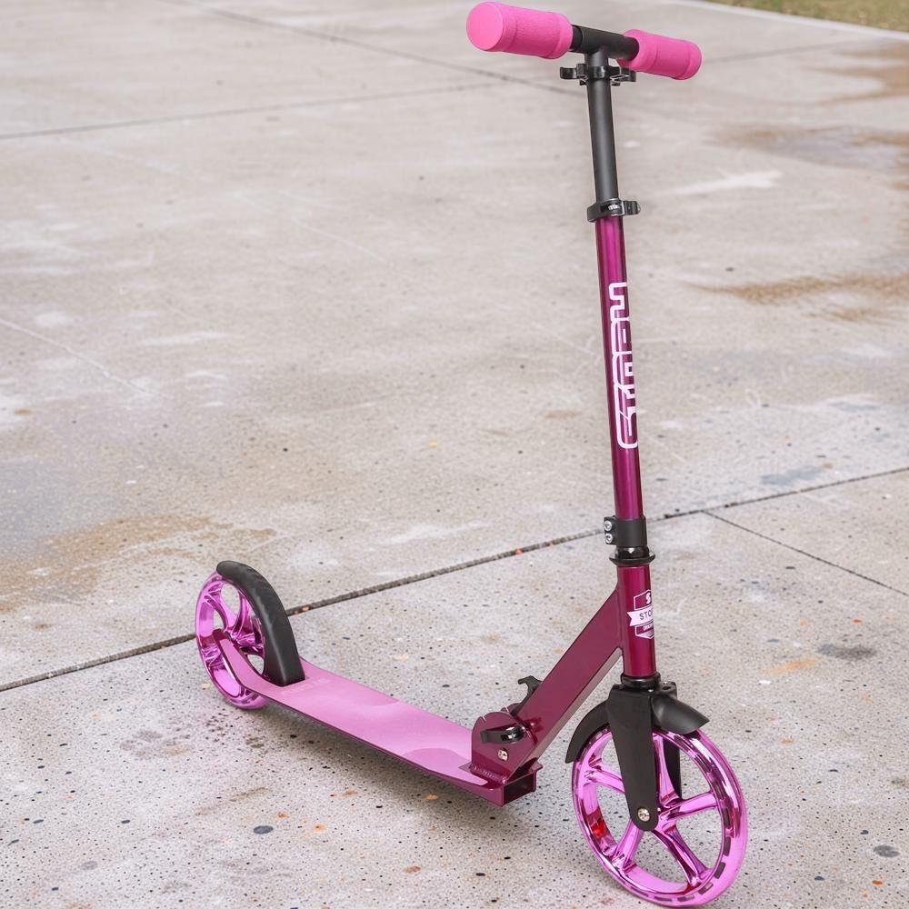 Skládací koloběžka Story Urban GO! Glitter pink lifestyle 1